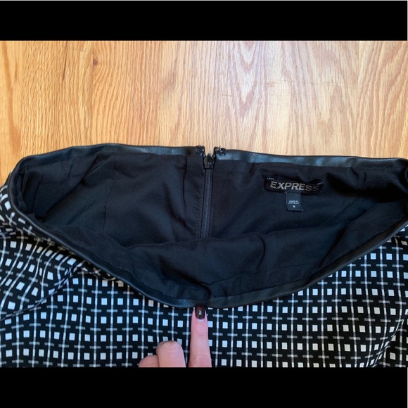 Express Black and White Patterned Skirt - Picture 4 of 6